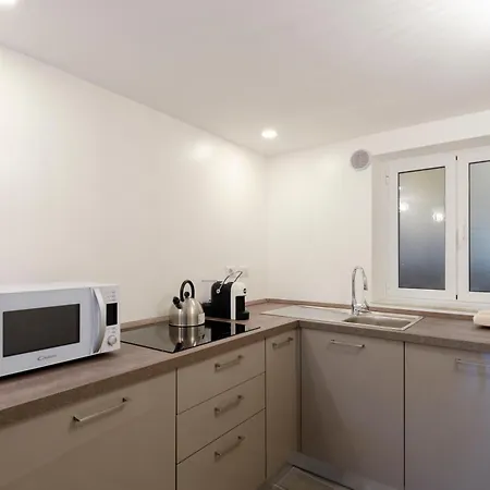 Castelli's Apartmetnts Fico 1