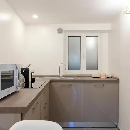 Castelli's Apartmetnts Fico 1 *