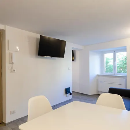 Castelli's Apartmetnts Fico 1 *