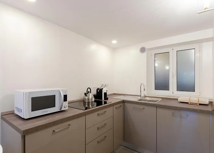 Castelli's Apartmetnts Fico 1