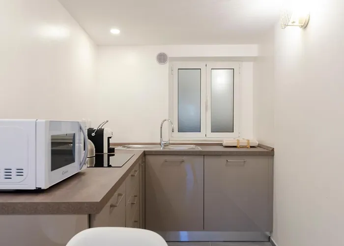 Castelli's Apartmetnts Fico 1 *