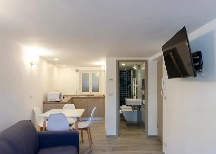 Castelli's Apartmetnts Fico 1 *